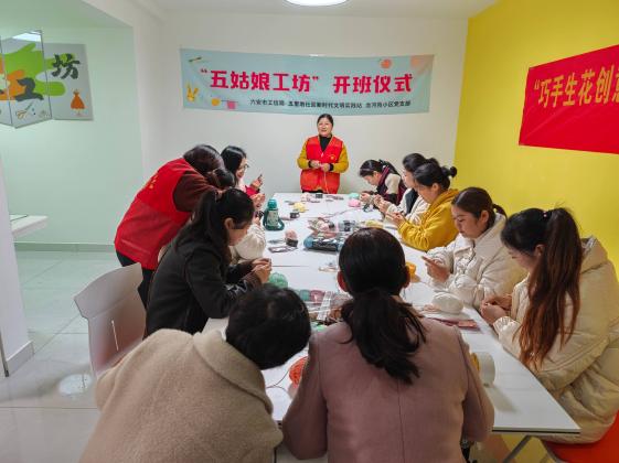 市工信局联合结对共建社区开展“巧手钩编助就业”主题活动